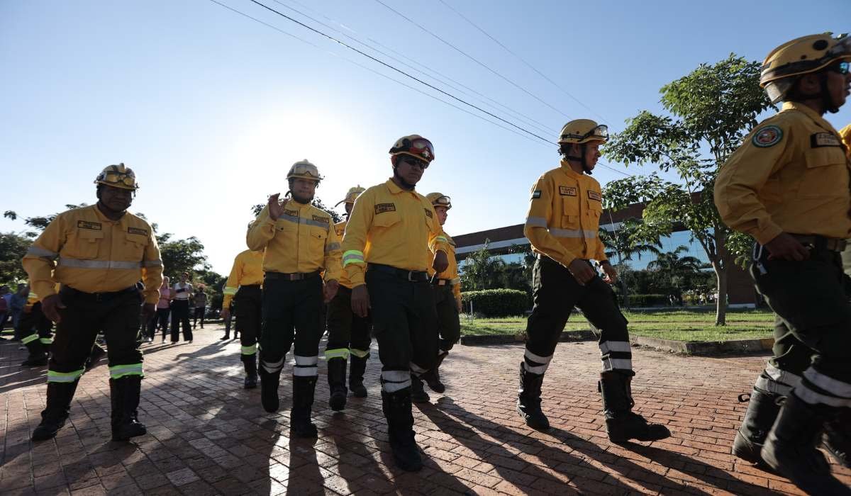 Gobernación presenta un plan de prevención de incendios forestales y envía bomberos a zonas de riesgo
