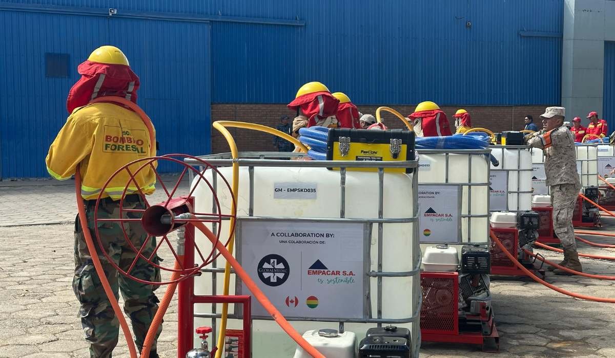 Empacar y Global Medic entregan 12 nuevos equipos de ataque rápido a bomberos de Santa Cruz