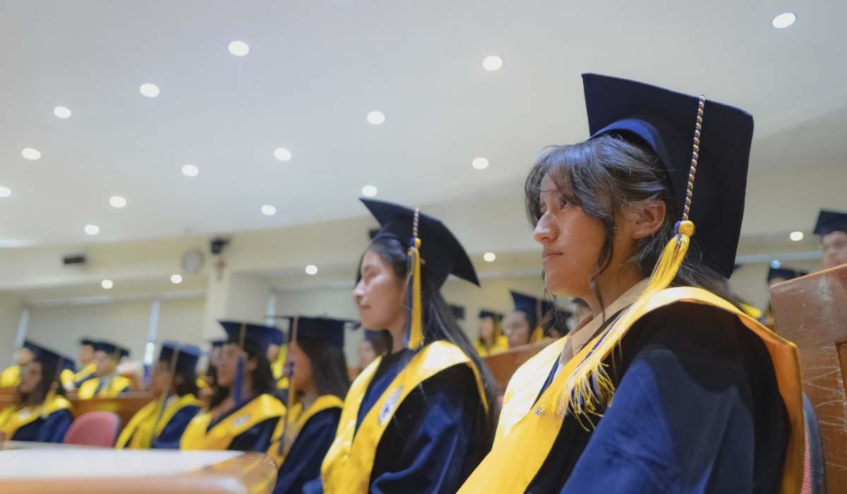 38 nuevos graduados en el programa Becas de la Fundación Mercantil Santa Cruz