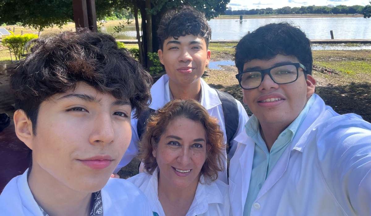 Jóvenes bolivianos desarrollan biodiésel a partir de microalgas y compiten en México