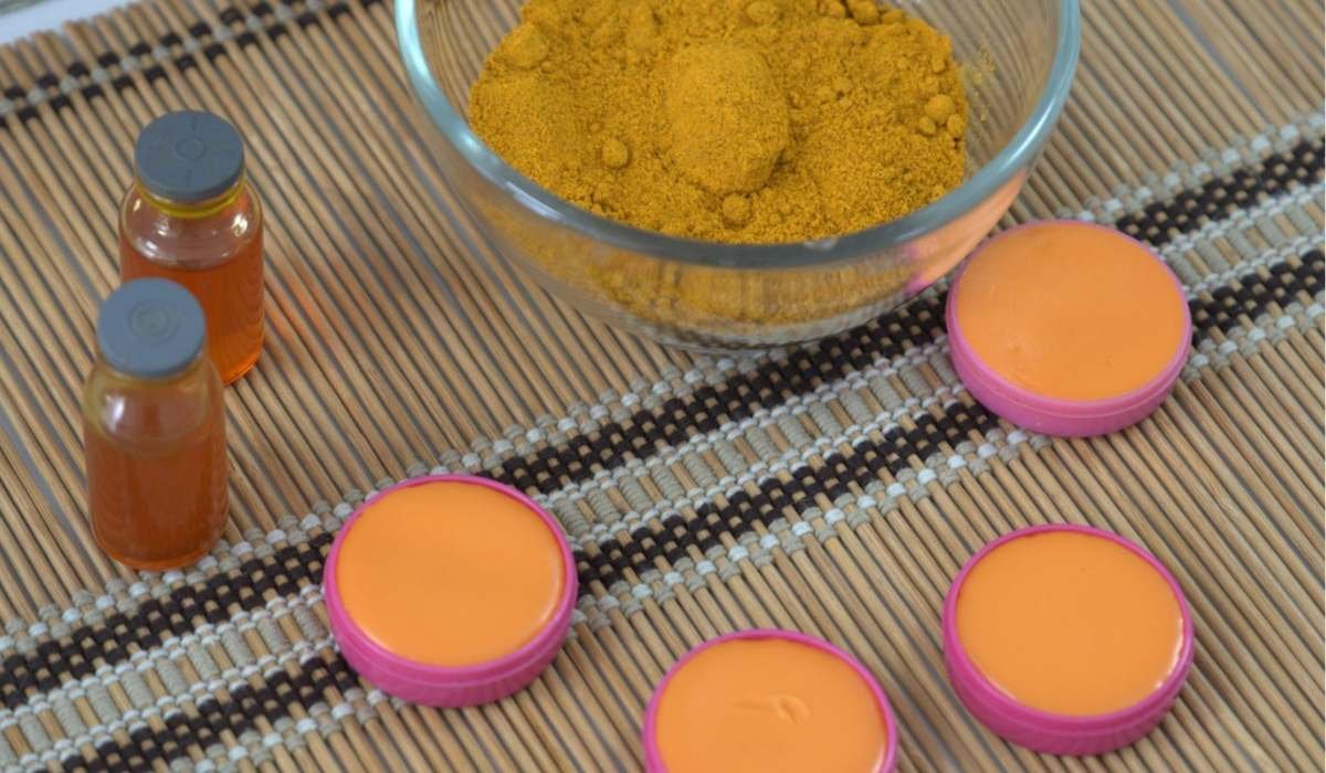 Ciencia que sana: universitarios crean un bálsamo de cúrcuma para aliviar el resfrío
