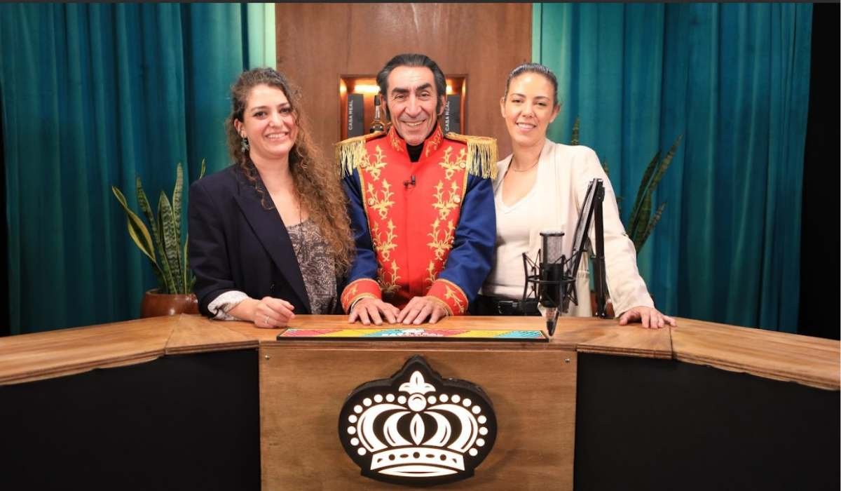 Simón Bolívar vuelve gracias a la IA y a Casa Real para entrevistar a bolivianos destacados
