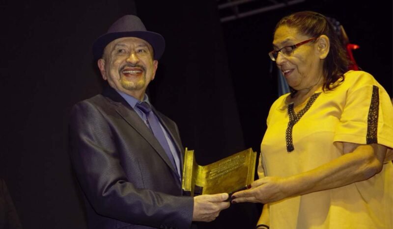 La Feria Internacional del Libro de Santa Cruz abrió premiando a Wolfango Montes, el de “La ballena rosada”