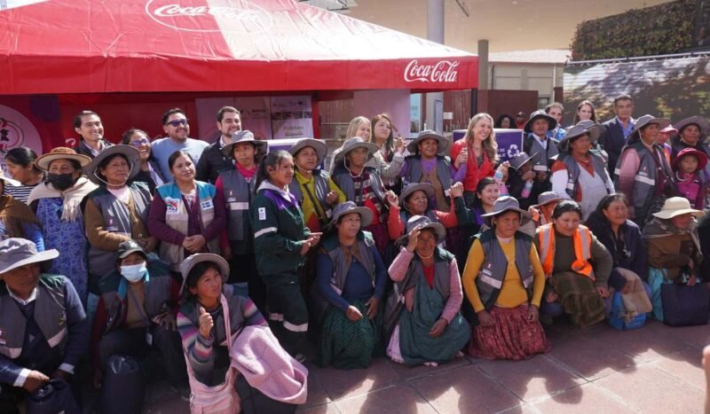 Coca-Cola fortalece su impacto en Bolivia con programas de agua, reciclaje y apoyo a emprendedores