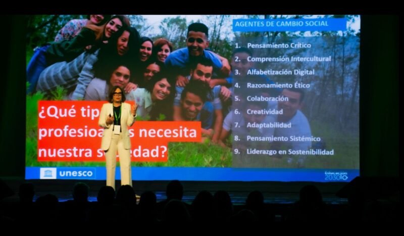 La universidad ya no debe adaptarse al futuro, debe construirlo