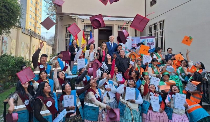 Treinta mujeres se gradúan como las primeras técnicas recicladoras de Bolivia