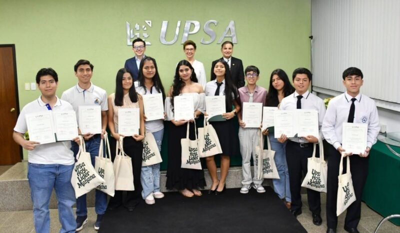 Entregaron becas a 10 bachilleres destacados del Concurso Bachiller UPSA-CAINCO 2026
