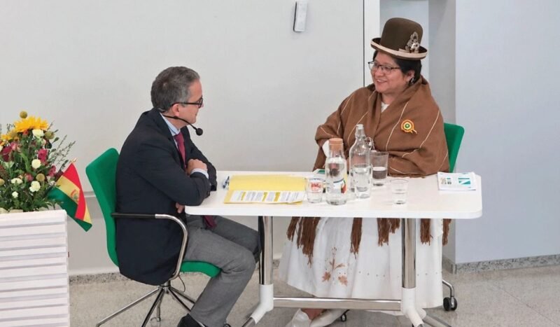 De pollera y en honor a sus padres, Marisel Mamani obtiene su doctorado en Suecia con investigación para proteger el café boliviano