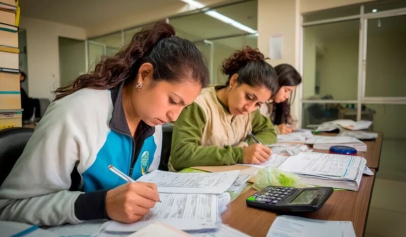 ¿Dónde están las mujeres en la universidad?: avanzan en cargos de liderazgo, pero persisten brechas en STEM